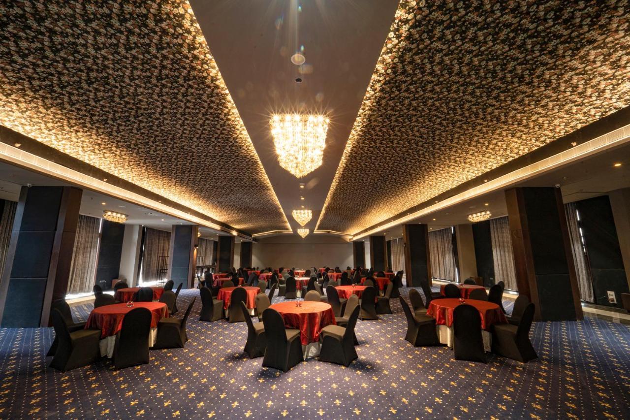 Essentia Luxury Hotel Indore Bagian luar foto
