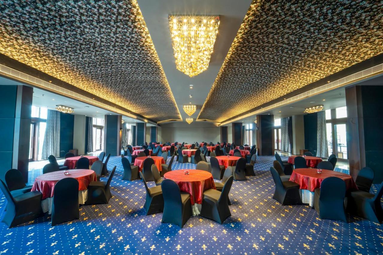 Essentia Luxury Hotel Indore Bagian luar foto