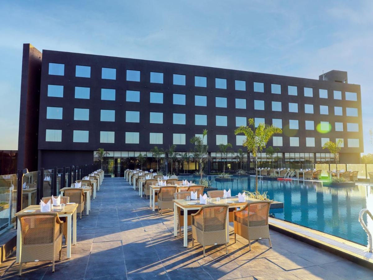 Essentia Luxury Hotel Indore Bagian luar foto