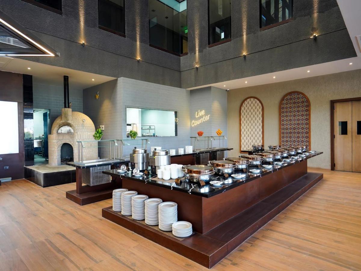 Essentia Luxury Hotel Indore Bagian luar foto
