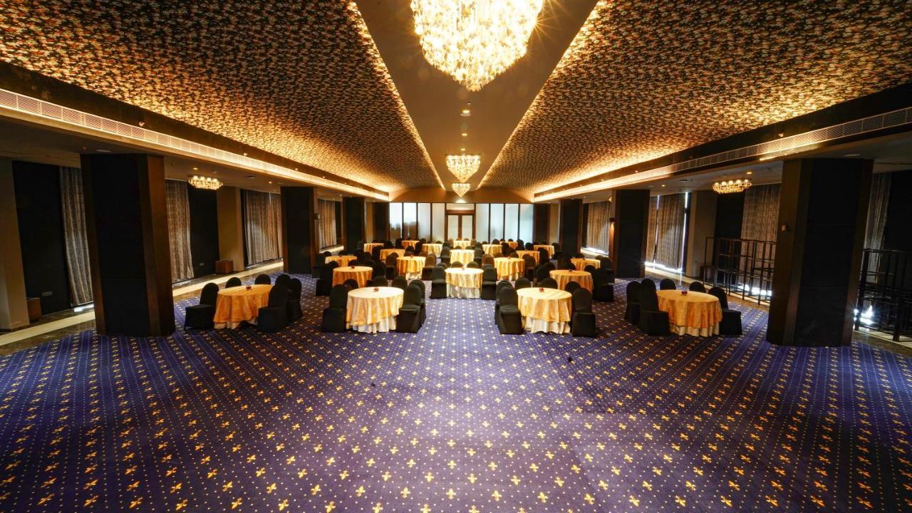 Essentia Luxury Hotel Indore Bagian luar foto