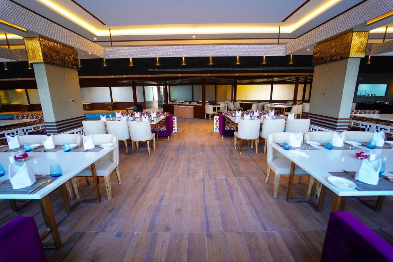 Essentia Luxury Hotel Indore Bagian luar foto