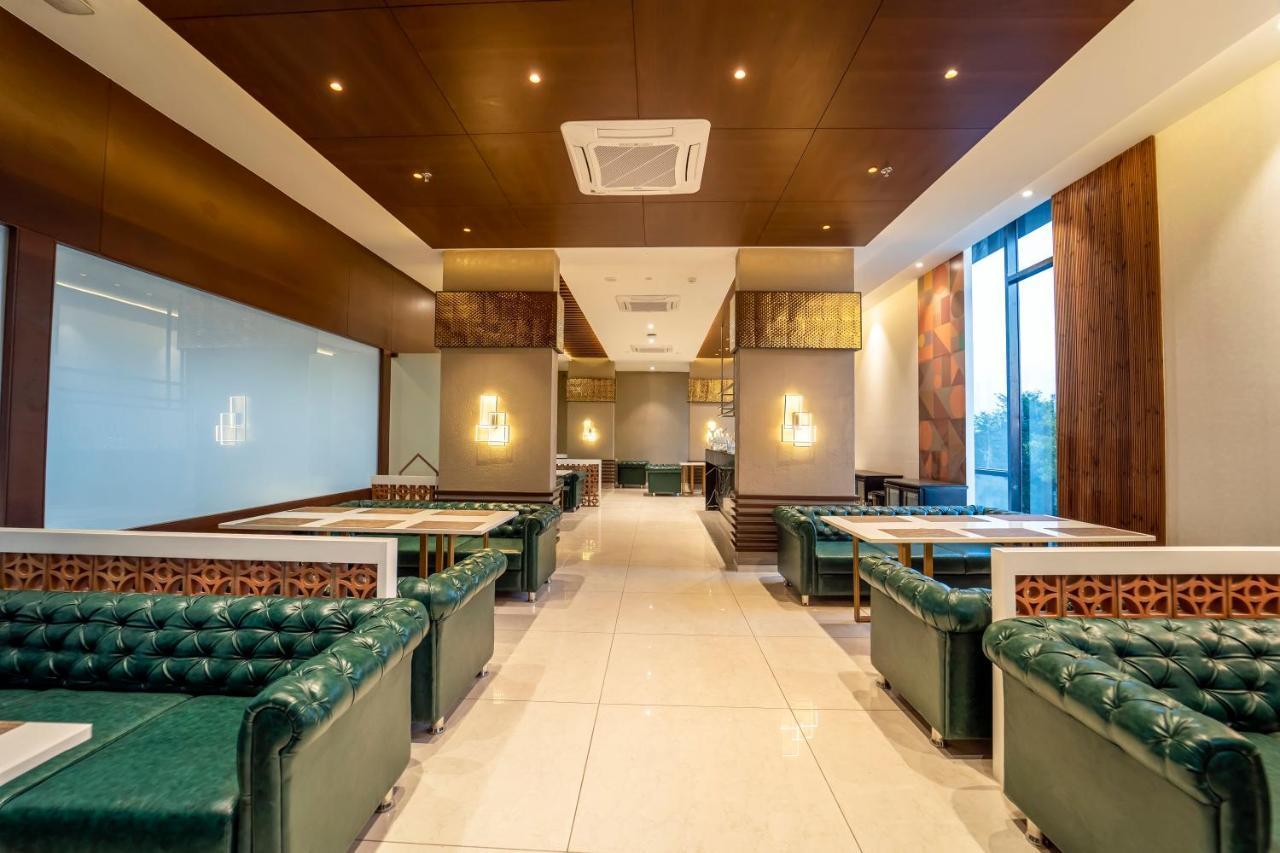 Essentia Luxury Hotel Indore Bagian luar foto