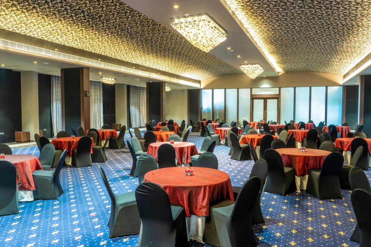 Essentia Luxury Hotel Indore Bagian luar foto