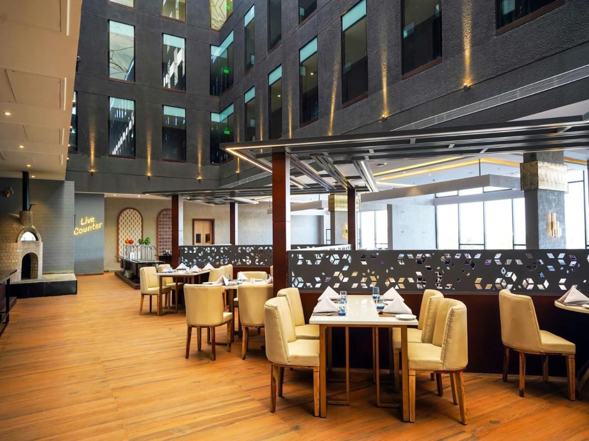 Essentia Luxury Hotel Indore Bagian luar foto