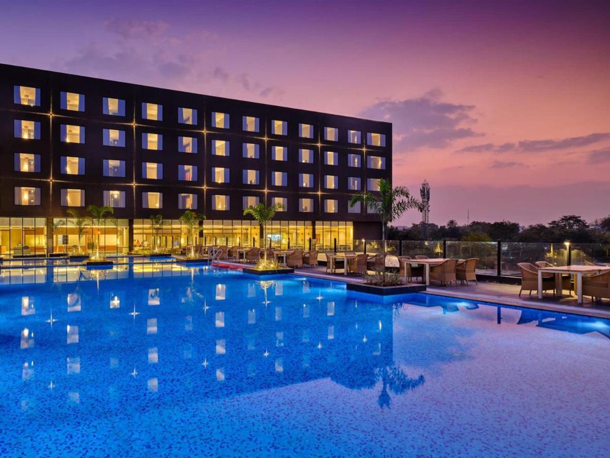 Essentia Luxury Hotel Indore Bagian luar foto