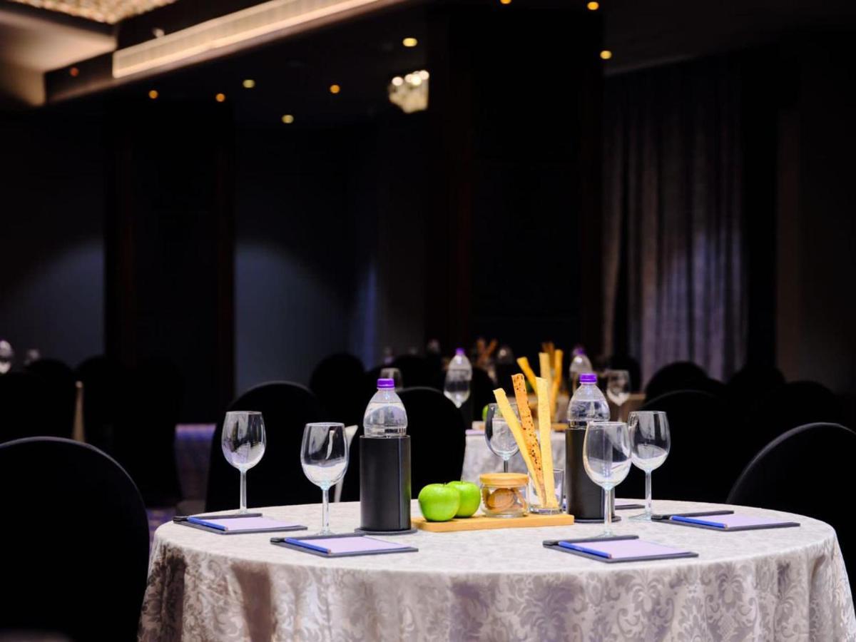 Essentia Luxury Hotel Indore Bagian luar foto