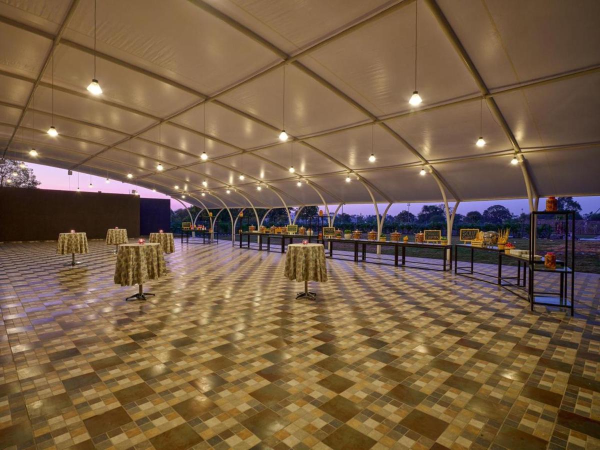 Essentia Luxury Hotel Indore Bagian luar foto