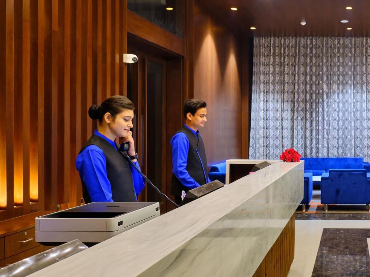 Essentia Luxury Hotel Indore Bagian luar foto