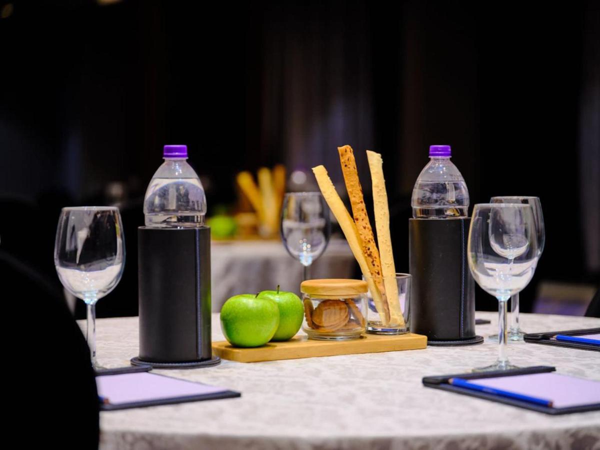 Essentia Luxury Hotel Indore Bagian luar foto