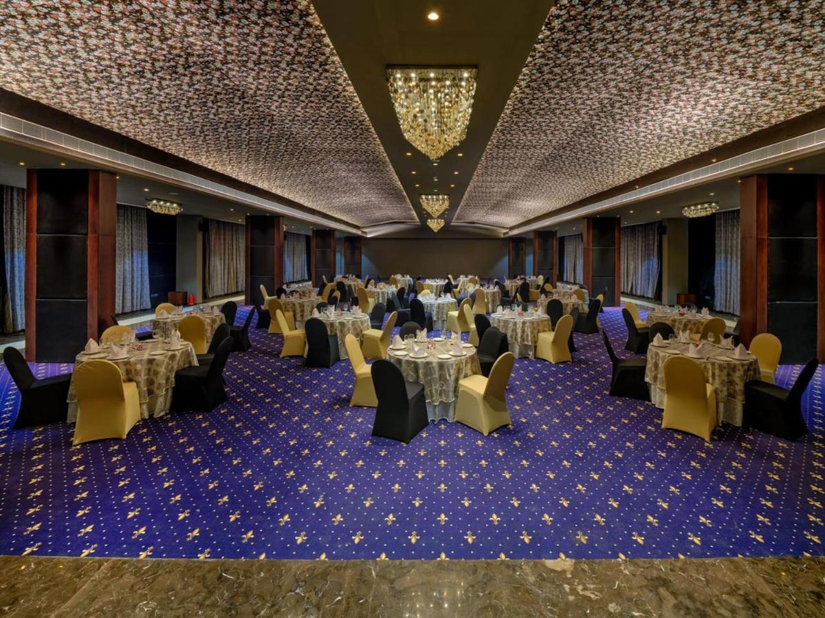 Essentia Luxury Hotel Indore Bagian luar foto
